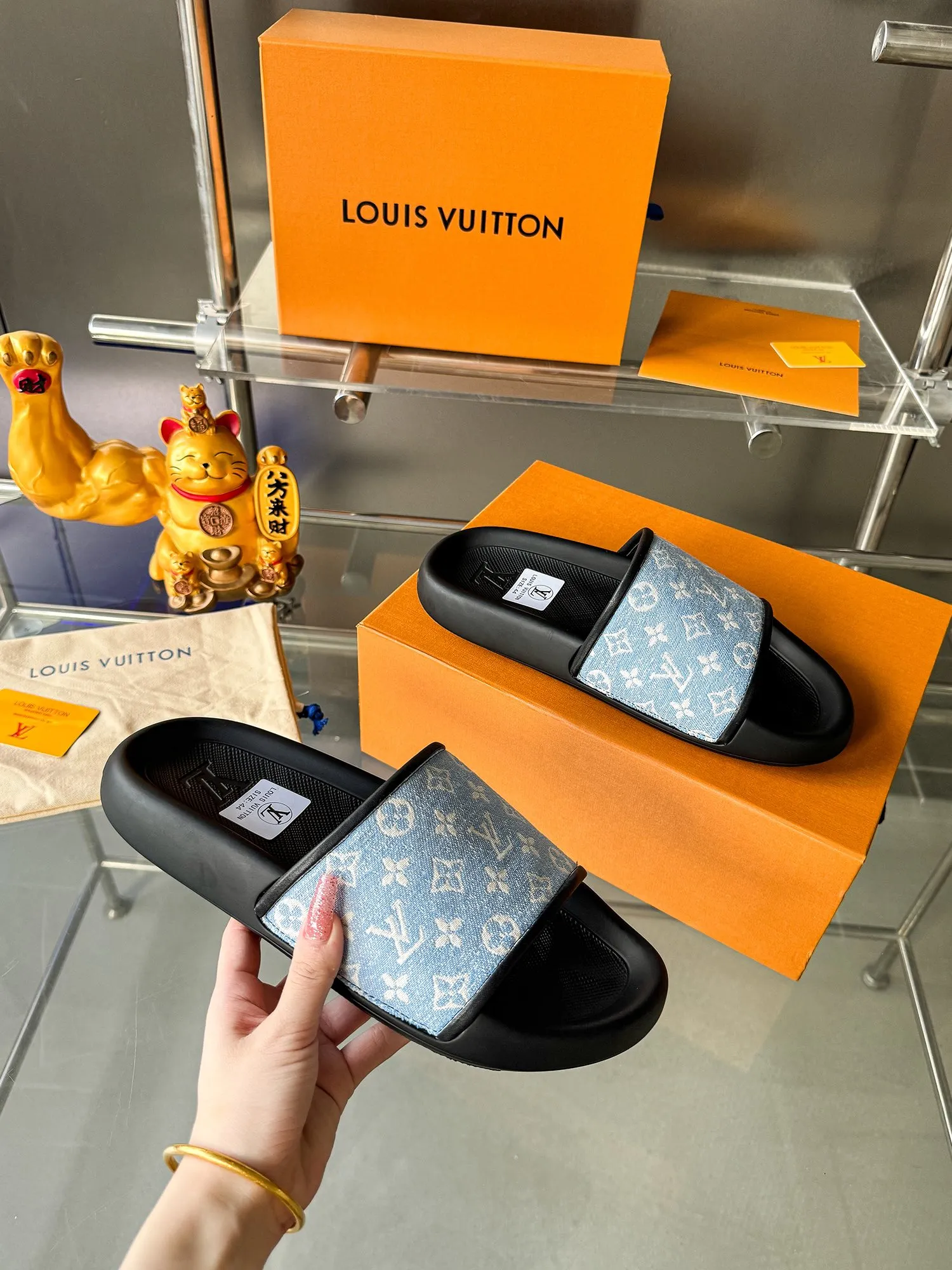 [L Home] P: 300💰 ▪️Shoe size: Women's 35-40 Men's 38-46▪️Packaging: Counter top quality~original packaging Louis Vuitton lv couple's monogram embossed slippers This season, Waterfront sandals return with a new look, and the upper buckle is embossed with Louis Vuitton's iconic Monogram pattern. Made of waterproof rubber with a comfortable and resilient insole. The lightweight, flexible outsole is embossed with the Louis Vuitton logo. Exquisitely packaged at the delivery counter 🛍📦 ▪️Fabric: Original molded rubber foam ▪️Sole: Original molded rubber foam outsole ▪️Sole thickness: 3CM.